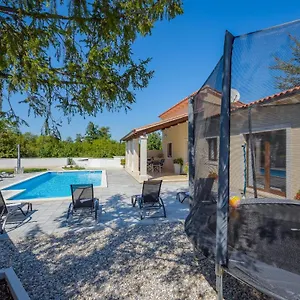 https://villa-desapemani.in-istria.net